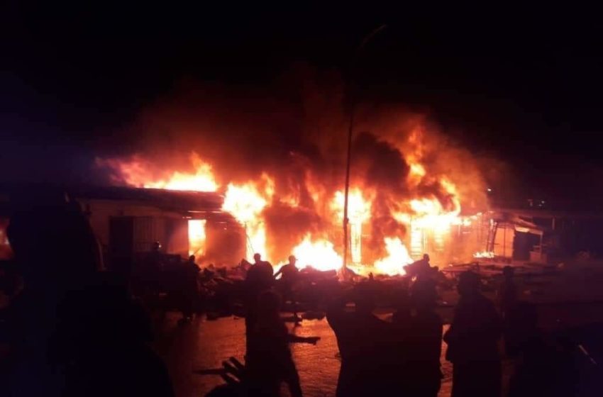  Cameroun – Marché Etoudi : un incendie ravage une dizaine de boutiques