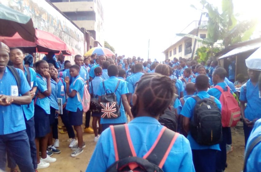  Cameroun – Grève des enseignants : Les élèves du lycée de Bonaberi apportent leur soutien