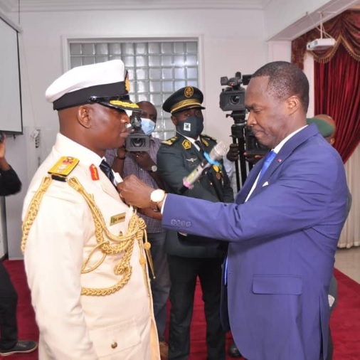  Coopération : l’attaché de défense du Nigeria au Cameroun fait “chevalier”.