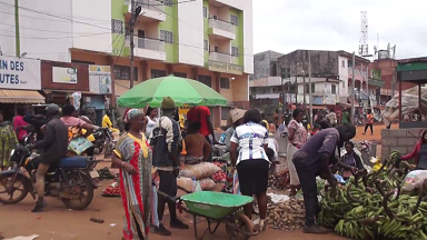 Débrouillardise: quand le marché s'invite sur la chaussée. Actualité du Cameroun