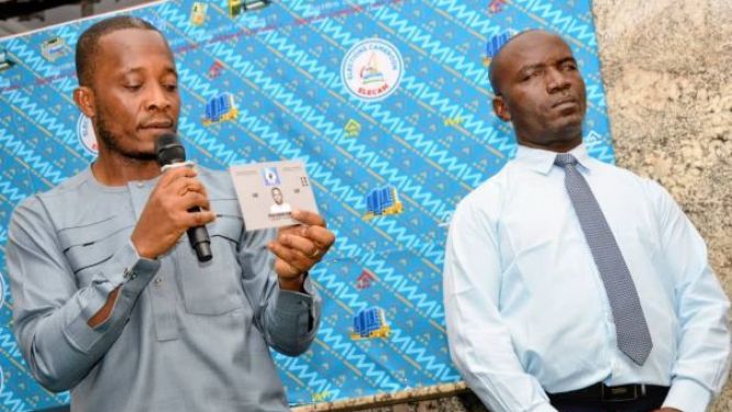 Présidentielle 2025 une pochette tactile pour un vote inclusif des personnes handicapées visuelles