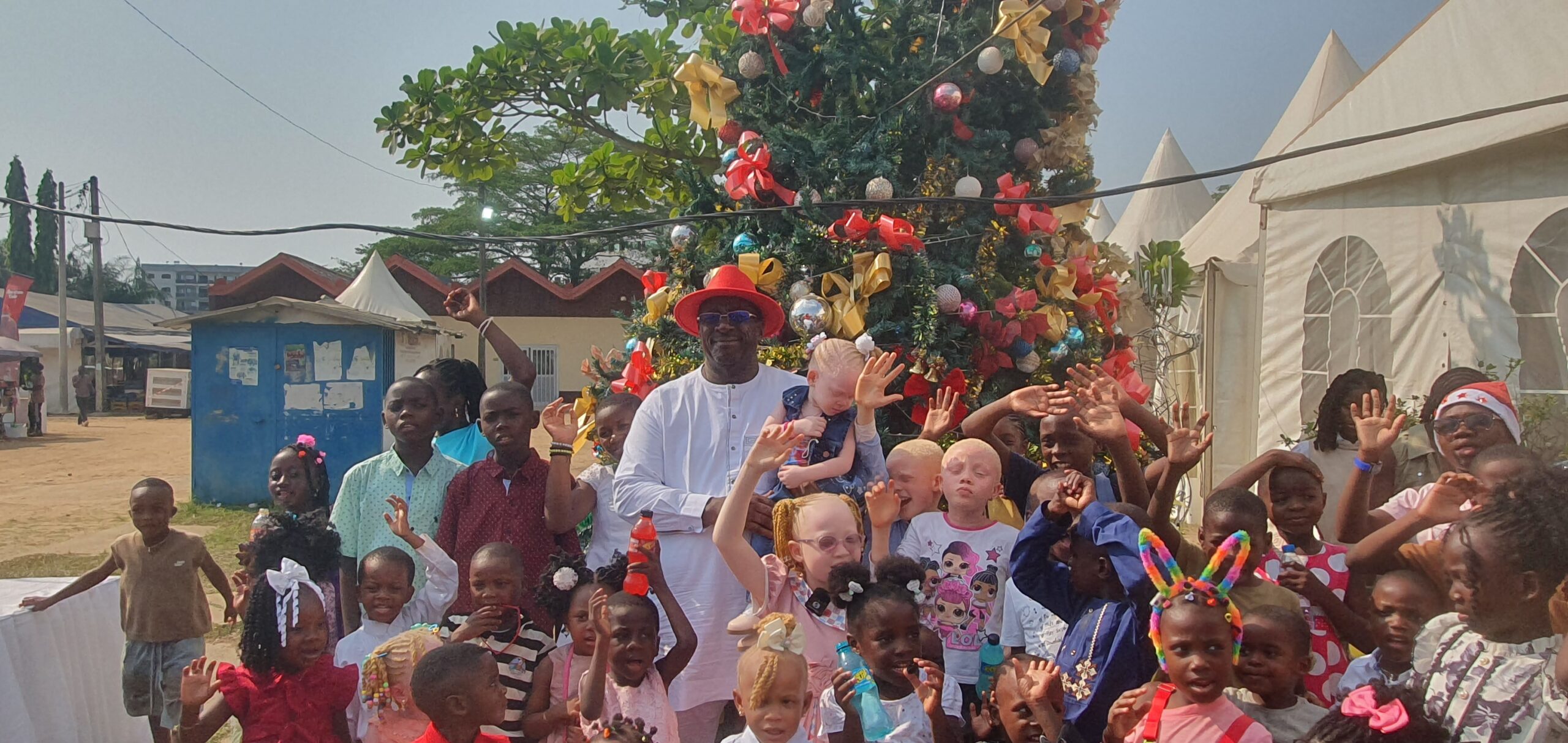 Noël de solidarité : le maire de Douala partage un repas de fête avec les orphelins