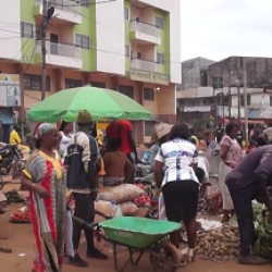 Débrouillardise: quand le marché s'invite sur la chaussée. Actualité du Cameroun