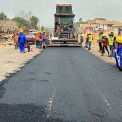 Route Ntui-Mankim (60 km): on pose déjà le béton bitumineux. Actualité au Cameroun